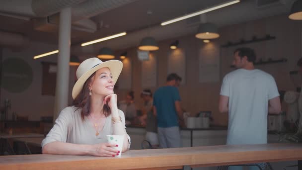 Ragazza Attraente Con Latte Macchiato Caffè — Video Stock