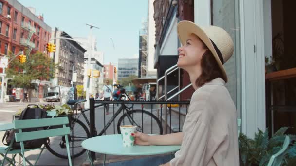 Attraktives Mädchen Mit Kaffee Einem Straßencafé — Stockvideo