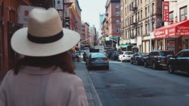Genç kız Çin Mahallesi, New York 'ta yürüyor.