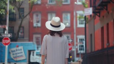 New York 'ta sokakta çekici bir turist.