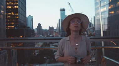 Nyc 'de Wessel' da eski bir kamerası olan genç bir turist.