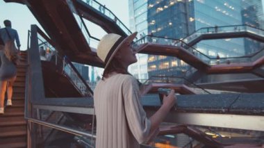 New York 'taki Wessel binasında retro kameralı genç bir turist.