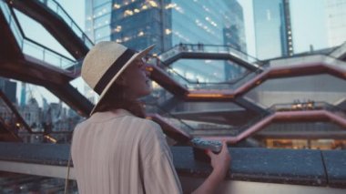 Wessel binasında elinde retro kamerayla gülümseyen kız.