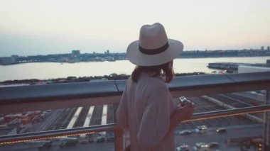 New York 'taki Wessel binasında retro kameralı genç bir kız.