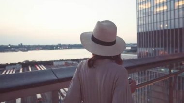 New York 'taki Wessel binasında retro kameralı çekici bir genç kız.