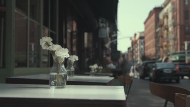 Λουλούδια Στο Τραπέζι Ένα Καφέ Έξω — Αρχείο Βίντεο