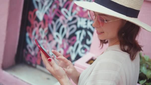 Chica Sonriente Con Teléfono Móvil Graffiti Aire Libre — Vídeo de stock