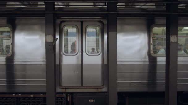 Люди Ждут Поезда Нью Йоркском Метро — стоковое видео