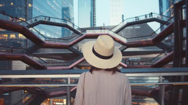 Mujer Joven Con Sombrero Wessel Nueva York — Vídeos de Stock