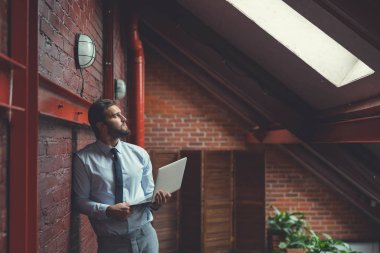 genç adam bir dizüstü bilgisayar ile