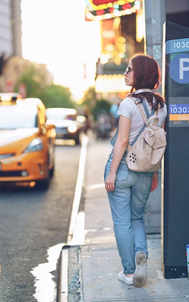 Menina com fones de ouvido em Nova York — Fotografia de Stock