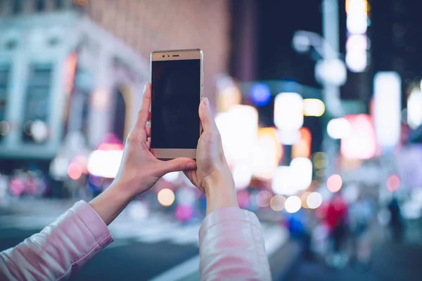 Vrouwelijke handen nemen foto op telefoon in NYC — Stockfoto