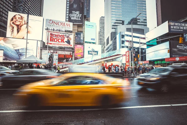 Tráfego rodoviário em Times Square em Nova York — Fotografia de Stock
