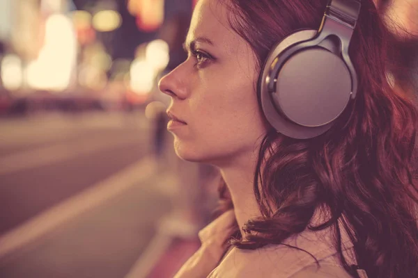 Chica joven con auriculares en Nueva York — Foto de Stock