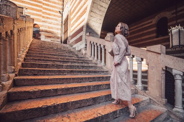 Приваблива дівчина сходження сходами — стокове фото