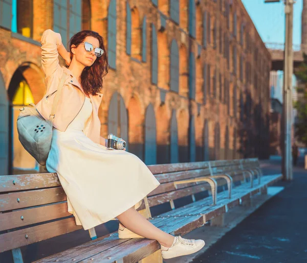 Young girl on the bench — Stock Photo, Image