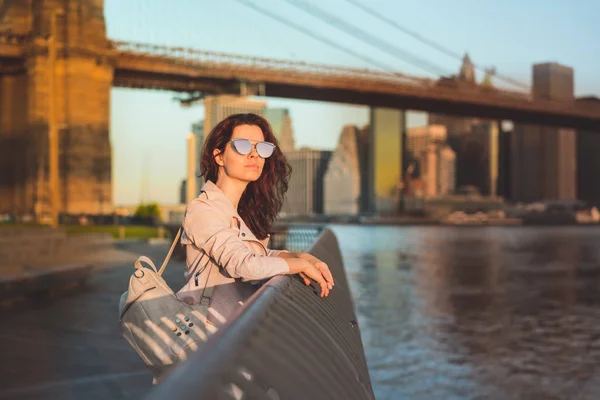 Молодая девушка на Бруклинском мосту — стоковое фото