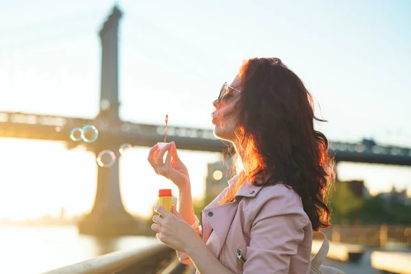 Jeune fille avec bulles de savon — Photo