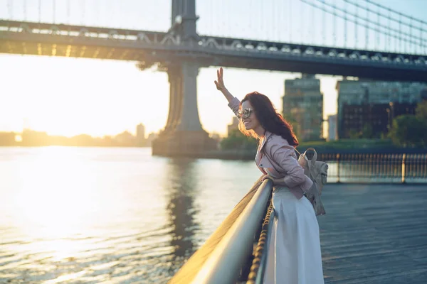 Fiatal lány a sétányon a New York City — Stock Fotó