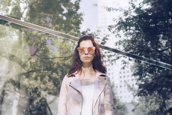 Attraktiv flicka i solglasögon utomhus — Stockfoto