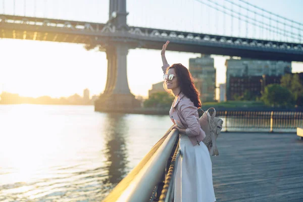 Menina feliz na Ponte Manhattan — Fotografia de Stock