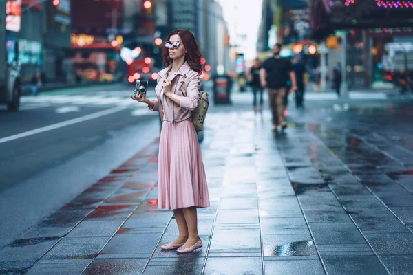 Jong meisje in Times Square — Stockfoto