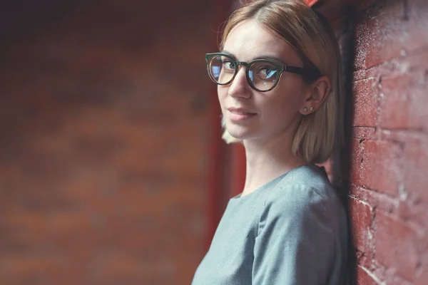 Attractive young girl in the loft — Stock Photo, Image