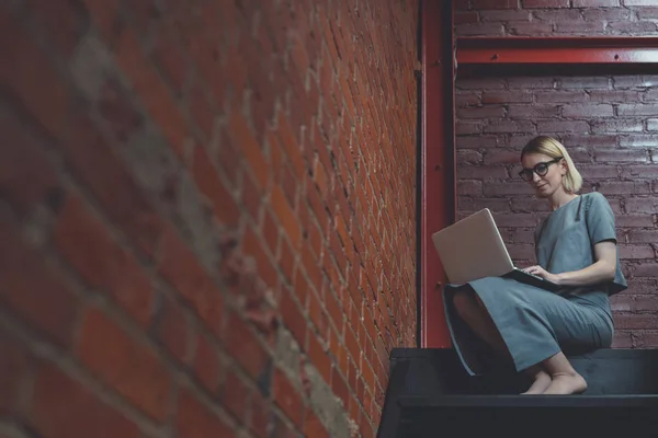 Young girl with a laptop in the loft — Stock Photo, Image