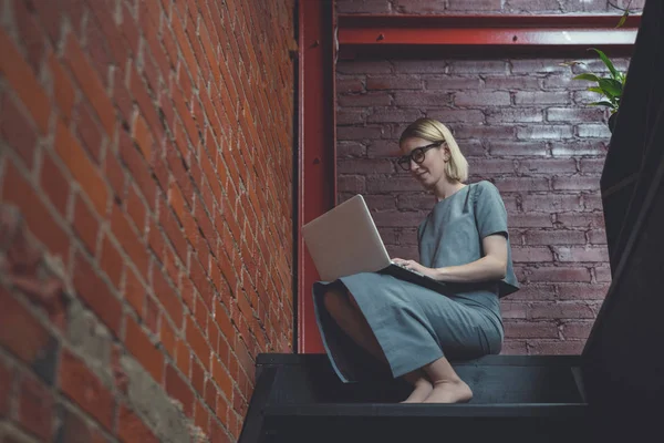 Attraktiv ung flicka med en bärbar dator — Stockfoto