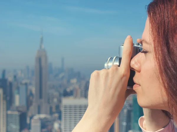 Chica joven con una cámara en el techo en la ciudad de Nueva York —  Fotos de Stock