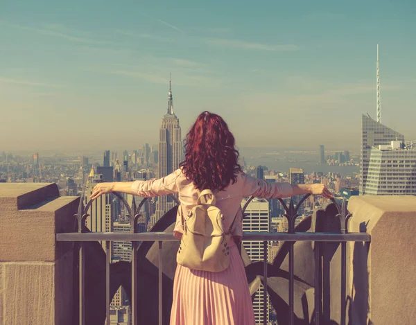 超高層ビルの屋根の上の若い女の子 — ストック写真