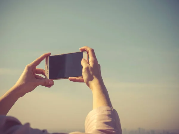 Weibliche Hände machen ein Foto am Telefon — Stockfoto