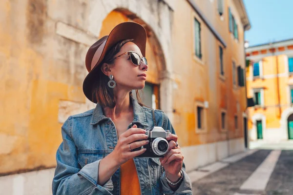 Привлекательный турист с ретро-камерой — стоковое фото