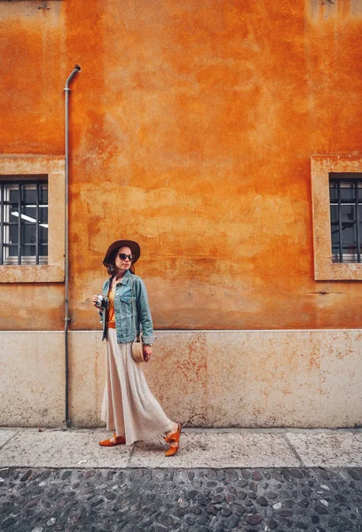 Attractive tourist with a retro camera in summer — Stock Photo, Image