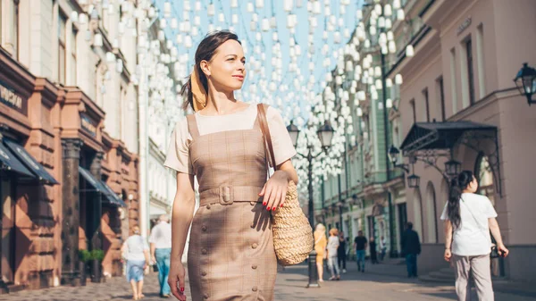 Aantrekkelijk meisje wandelen in Moskou — Stockfoto