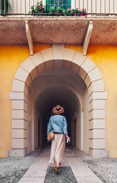 Jeune fille à l'arche — Photo