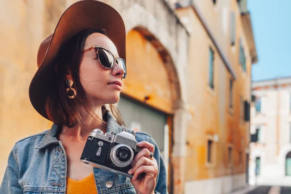 Aantrekkelijke fotograaf in Italië — Stockfoto