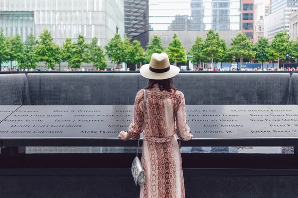 Jovem turista no memorial — Fotografia de Stock