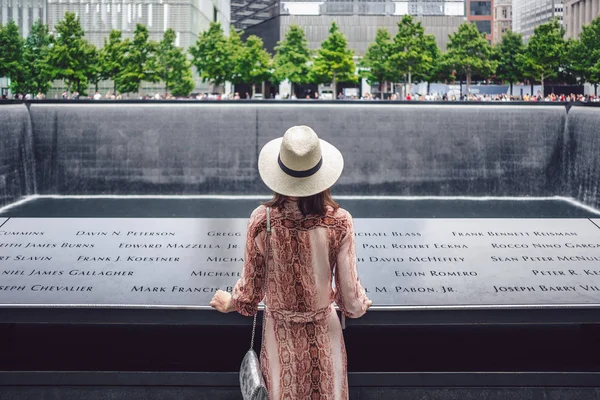 Jovem turista no Memorial do 11 de Setembro em Nova Iorque — Fotografia de Stock