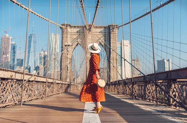 布鲁克林大桥上的年轻游客 — 图库照片