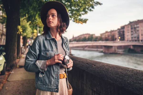 Menina atraente com uma câmera na Itália — Fotografia de Stock