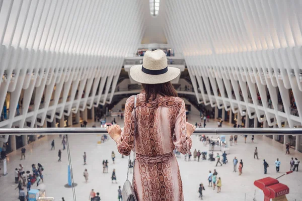 Mujer joven en el Oculus en Nueva York — Foto de Stock