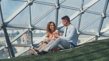 Kağıt bardaklarla gülümseyen iş adamları