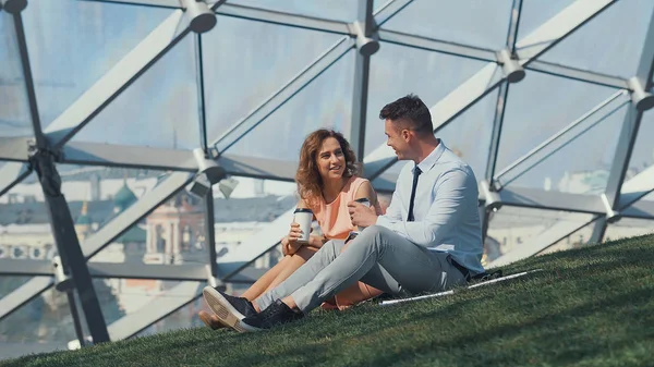 Young business people with paper cups outdoors — Stock Photo, Image