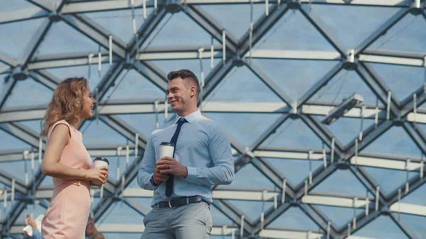 Des hommes d'affaires souriants lors d'une réunion à l'extérieur — Photo