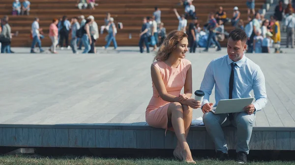 Jóvenes empresarios con portátil — Foto de Stock