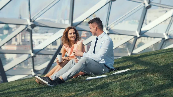 Smiling colleagues in the park — Stock Photo, Image