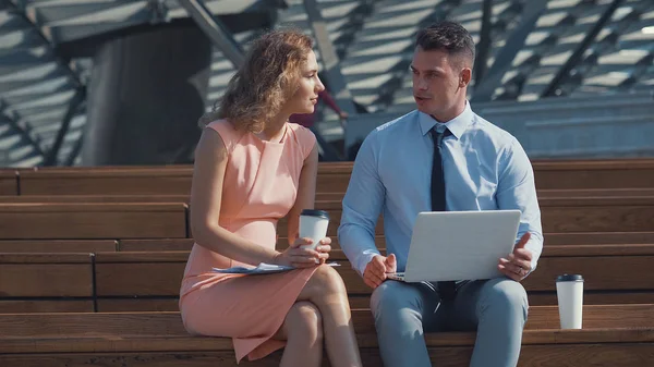 Junge Geschäftsleute mit Laptop — Stockfoto