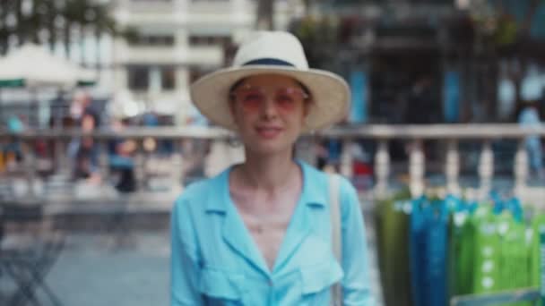 Uśmiechnięta Młoda Kobieta Parku Nowym Jorku — Wideo stockowe
