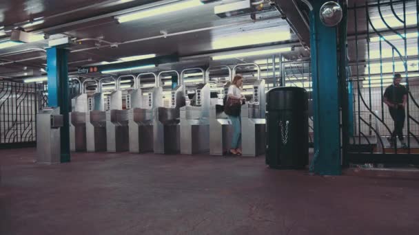 Chica Joven Pasando Torniquete Metro — Vídeo de stock